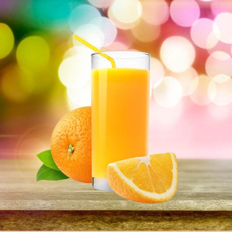 Image d'un Verre de jus d'orange tropical frais servi avec des glaçons.