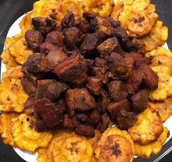 Griot Haïtien accompagné de Bananes Frites