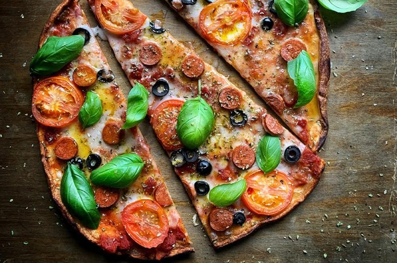 Pizza Hot Dog à la Tomate, Fromage et Épinards : Fusion Gourmande