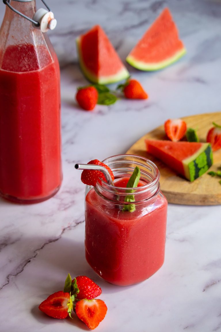 Image d'un verre de Smoothie pastèque et fraise frais et coloré, parfait pour l'été.