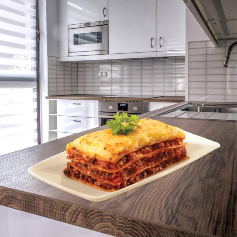 Image d'un assiette de Lasagne maison, un plat réconfortant aux couches généreuses de viande, fromage et sauce.