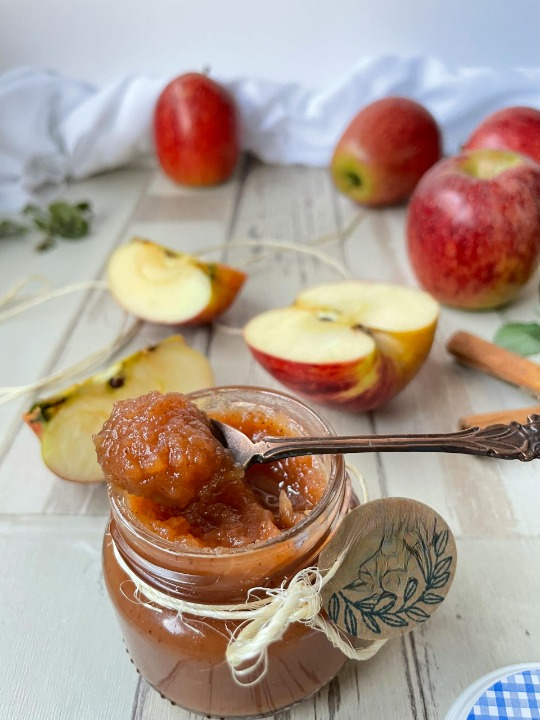 Image de Confiture de pomme maison, une douceur sucrée et parfumée, idéale pour tartiner.