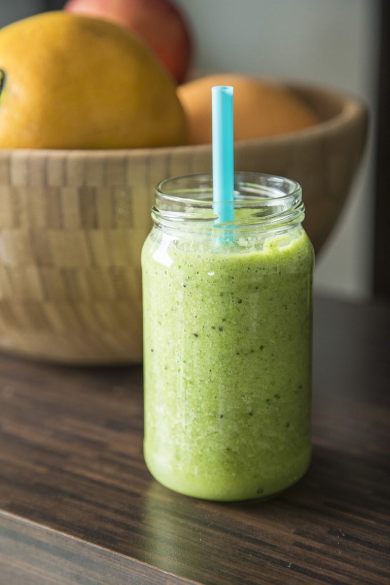 Image d'un verre de Smoothie vert détoxifiant, une boisson revitalisante et naturelle.