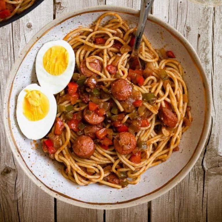 Image d'un plat Plat de spaghetti haïtien avec hot dog, hareng et œuf bouilli, une touche créole unique.