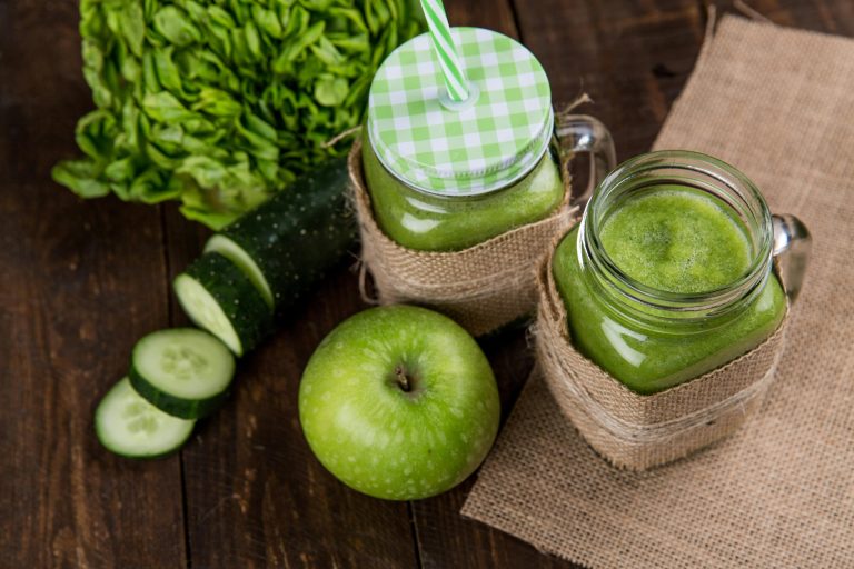 Image d'un Smoothie detox vert servi dans un verre, une boisson revitalisante et saine.