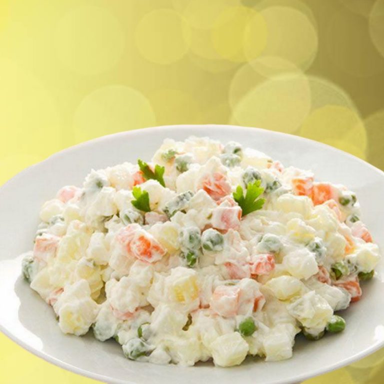 Image d'une Assiette de salade russe classique, composée de pommes de terre, carottes, et petits pois