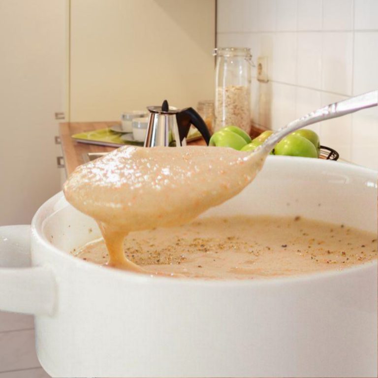 Image de la Bouillie de maïs crémeuse au lait, servie dans un bol, un petit-déjeuner traditionnel haïtien.