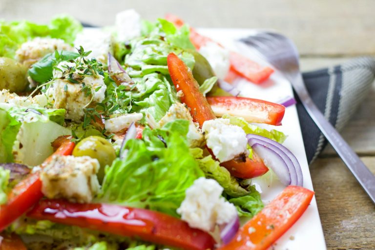 Image d'une Salade gourmande complète avec des légumes frais, des fruits et une vinaigrette maison