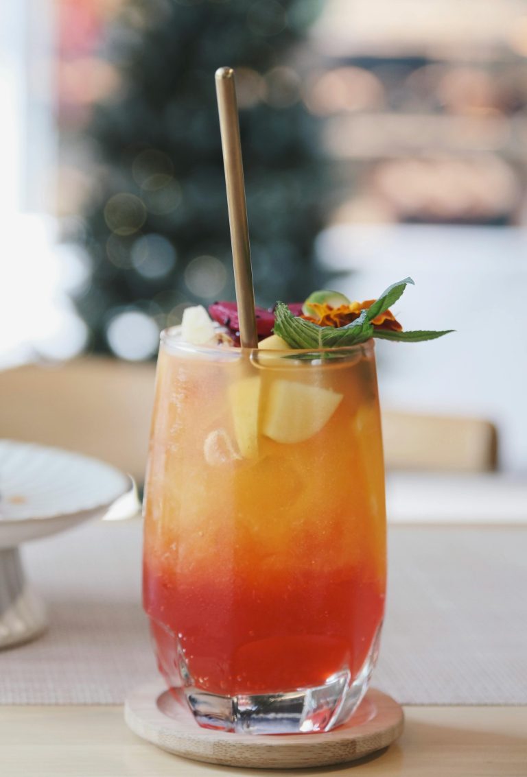 Image d'un cocktail Mai Tai tropical servi dans un verre décoré de fruits frais.